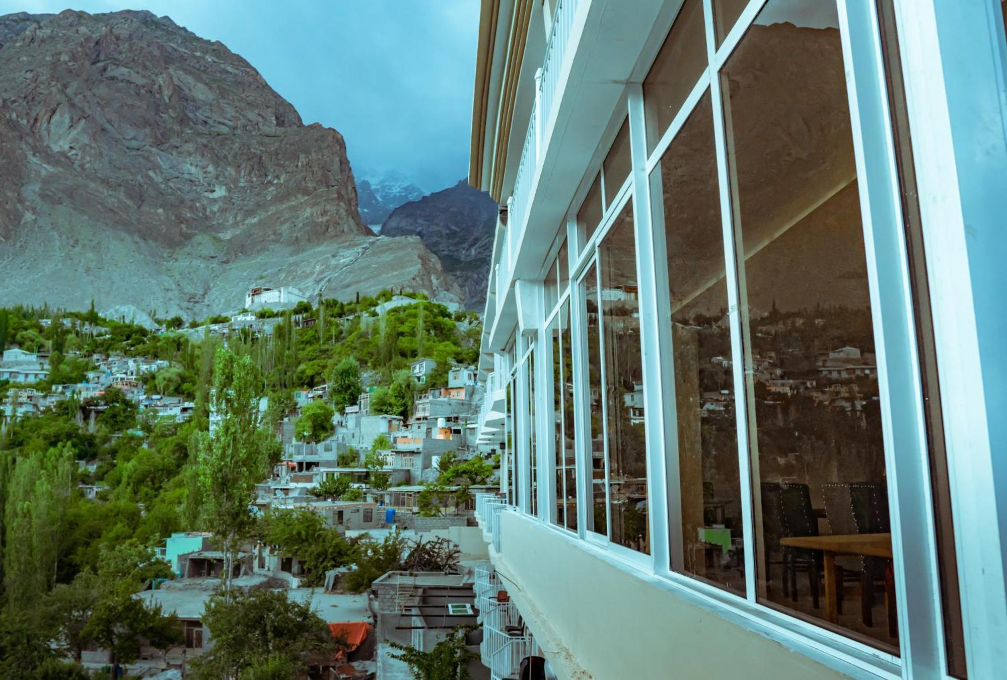 Hilltop Hotel, Hunza Karimabad  Экстерьер фото
