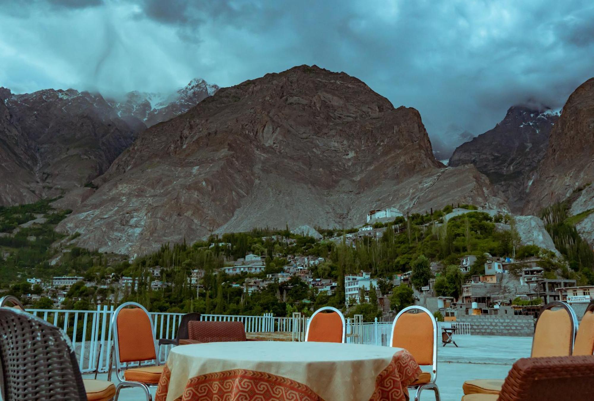 Hilltop Hotel, Hunza Karimabad  Экстерьер фото