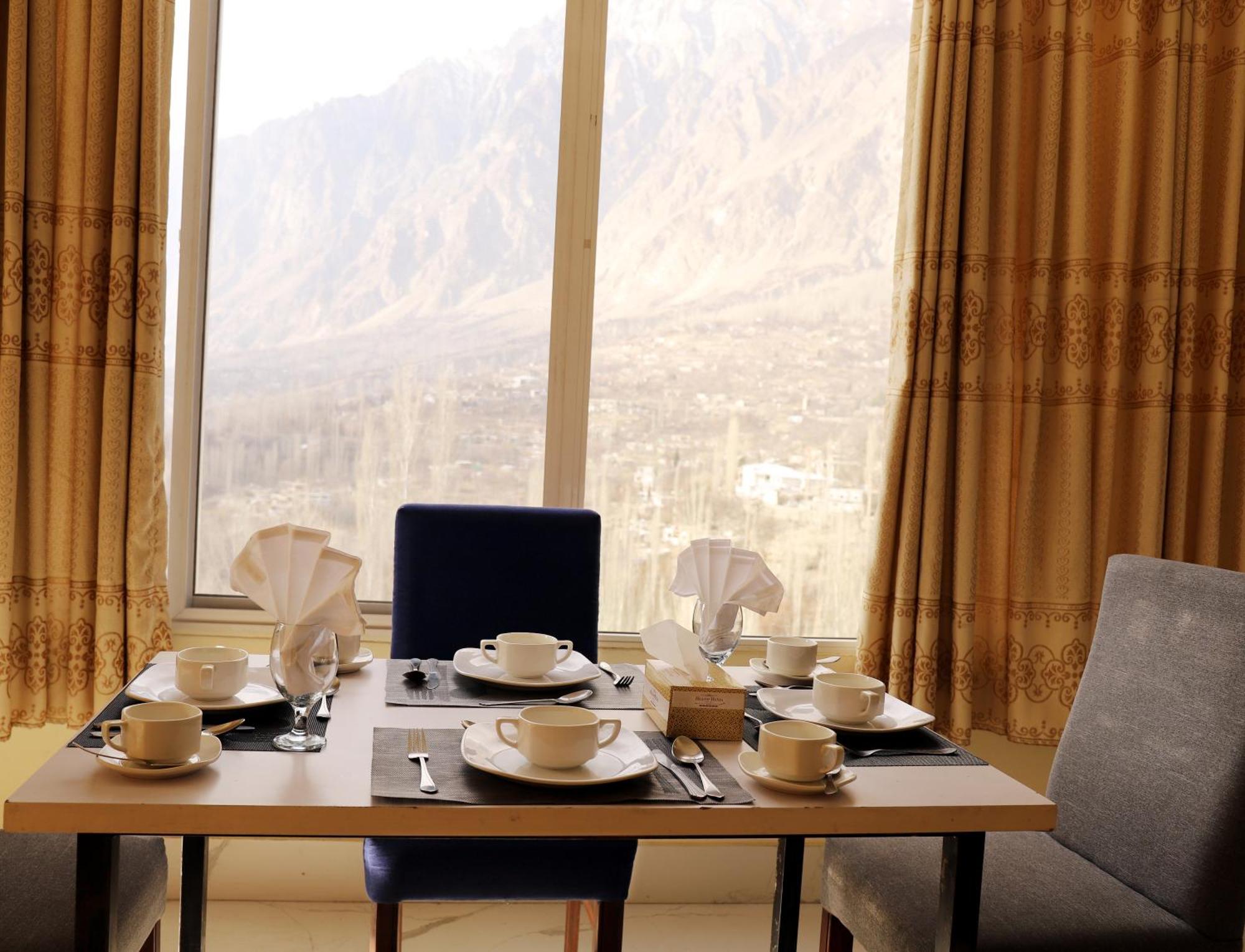 Hilltop Hotel, Hunza Karimabad  Экстерьер фото